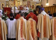 Neoprezbiter udziela uroczystego błogosławieństwa kapłanom