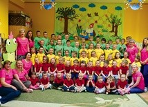 Przedszkolaki od Świętej Rodziny w Pułtusku z wychowawczyniami, w pełnej gali.