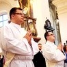 Nowi kapłani diecezji łowickiej – ks. Rafał Woronowski (po lewej) i ks. Szymon Smółka.