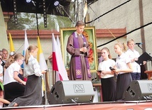 Uczniowie podstawówki w przedstawieniu o bł. o. Honoracie Koźmińskim.