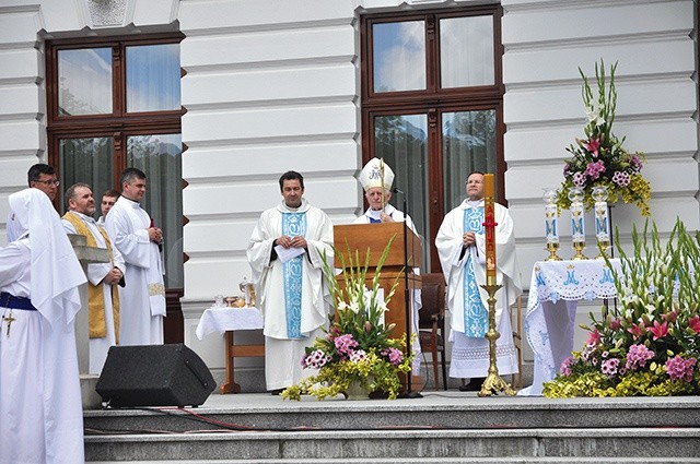 W centrum IV DPK była  Msza św. z zawierzeniem kobiet Maryi. 