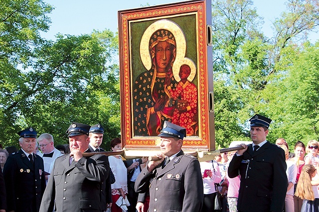 Strażacy z Bielaw z ikoną jasnogórską na ramionach.