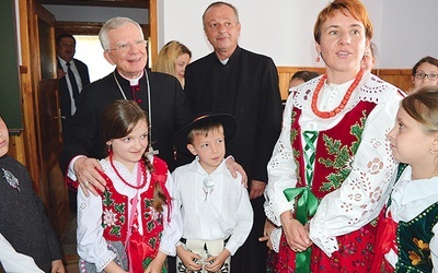 	W planie wizytacji nie zabrakło spotkania z folklorem góralskim. Abp Jędraszewski był zachwycony.