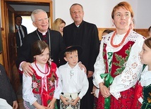 	W planie wizytacji nie zabrakło spotkania z folklorem góralskim. Abp Jędraszewski był zachwycony.