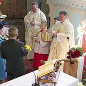 Jubilatom życzenia składali m.in. koledzy ze szkolnej ławy.