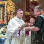 ▲	Biskupowi Krzysztofowi motocykliści przyznali honorowe członkowstwo w Bractwie „Pancerny”.