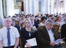 	Salę Lustrzaną zapełnili ludzie, którzy troszczą się o dzieło wychowania dzieci i młodzieży.