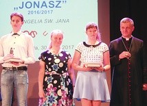 ▲	– Każdy jest zwycięzcą, gdy otwiera Pismo Święte  – mówił do zebranych bp Pindel (z prawej).