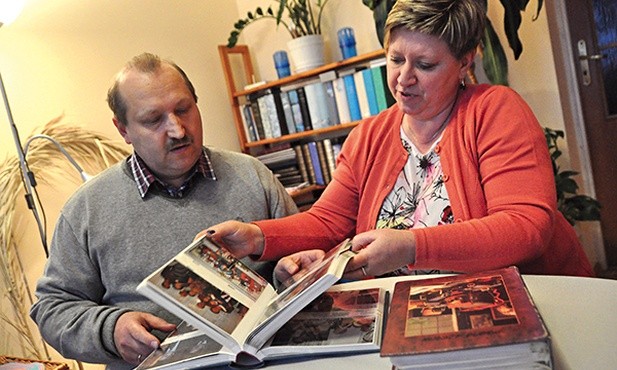 Renata i Mirosław Kopińscy przeglądają rodzinne zdjęcia w swoim domu pod Darłowem.