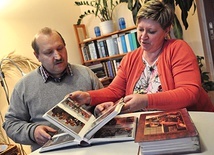 Renata i Mirosław Kopińscy przeglądają rodzinne zdjęcia w swoim domu pod Darłowem.