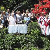 ▲	Wolontariusze przy kapliczce Matki Bożej z Lourdes u Anny i Benedykta Samolów. 