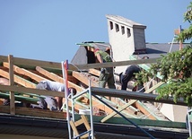 Prace przy wymianie dachu obejmą w tym roku fronton seminarium.