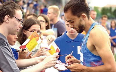 Autografy rozdaje Adam Kszczot, utytułowany biegacz pochodzący z naszej diecezji.