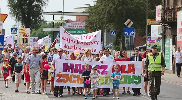 ▲	Marsz przeszedł ulicami Ostrowca Świętokrzyskiego.