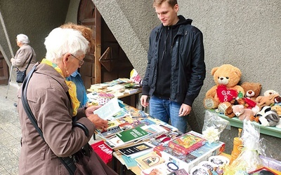 Na stoisku ustawionym przy kościele Matki Bożej Królowej Polski można było znaleźć m.in. książki, pluszaki, a także figurki, podstawki, puzzle i wiele innych gadżetów. 