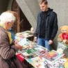 Na stoisku ustawionym przy kościele Matki Bożej Królowej Polski można było znaleźć m.in. książki, pluszaki, a także figurki, podstawki, puzzle i wiele innych gadżetów. 