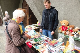 Na stoisku ustawionym przy kościele Matki Bożej Królowej Polski można było znaleźć m.in. książki, pluszaki, a także figurki, podstawki, puzzle i wiele innych gadżetów. 