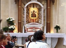 Elbląskie sanktuarium Matki Bożej Nieustającej Pomocy znajduje się przy ulicy Robotniczej 69.