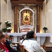 Elbląskie sanktuarium Matki Bożej Nieustającej Pomocy znajduje się przy ulicy Robotniczej 69.