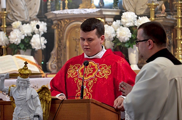 Mszę św. w wigilię Zesłania Ducha Świętego odprawił ks. Łukasz Basisty.