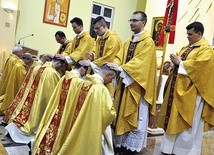 Neoprezbiterzy błogosławią swoich seminaryjnych przełożonych.