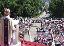 Ponad 8 tys. członków i członkiń Żywego Różańca słuchało  abp. Stanisława Nowaka.