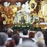 Korony na głowy Maryi i Jezusa Jan Paweł II włożył 2 czerwca 1997 r. Zdobią ją kamienie szlachetne z Dolnego Śląska.