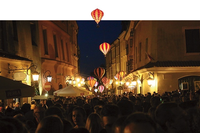 Niecodzienne iluminacje rozświetliły lubelskie ulice.
