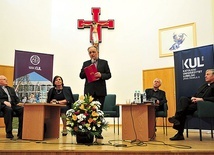 Od lewej: ks. S. Janeczek, Z. Stępniewska, ks. S. Nowosad, L. Mądzik, ks. K. Góźdź. 