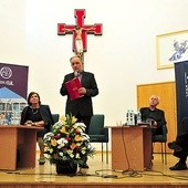 Od lewej: ks. S. Janeczek, Z. Stępniewska, ks. S. Nowosad, L. Mądzik, ks. K. Góźdź. 