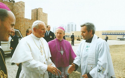 Ks. Ryszard Jurak wita papieża Polaka na Czubach.