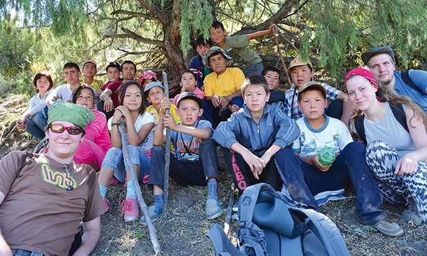 Praca z dziećmi wymaga od wolontariuszy wielkiego poświęcenia.