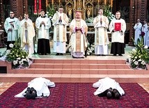 Ks. Jan Opiełka i ks. Denis Rakwic leżą krzyżem w trakcie Litanii do Wszystkich Świętych, tuż przed udzieleniem sakramentu kapłaństwa.