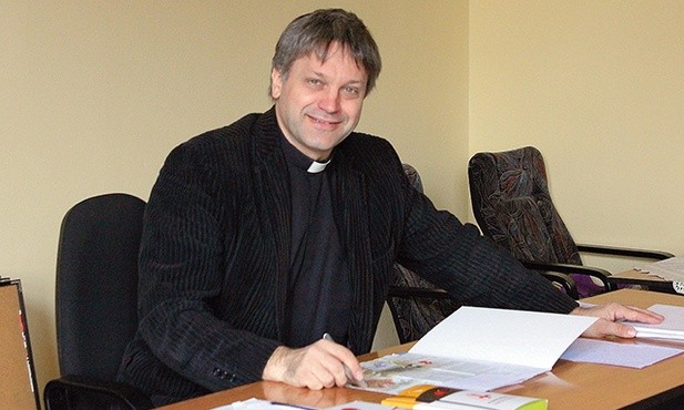 Ks. Artur Sepioło, przewodniczący senatu Ogólnopolskiego Porozumienia Dyrektorów Katolickich Kerygmatycznych Szkół Nowej Ewangelizacji, przewodniczący Sekcji ds. Nowej Ewangelizacji gliwickiej kurii, duszpasterz Szkoły Nowej Ewangelizacji diecezji gliwickiej.