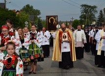 W Złakowie Kościelnym wiele osób na powitanie Maryi założyło stroje ludowe