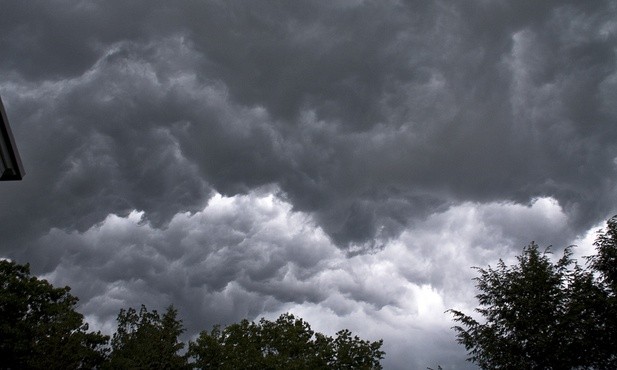 RCB: Ostrzeżenia przed burzami z gradem dla 13 województw