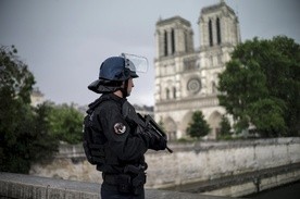 Napastnik spod Notre Dame twierdził, że jest "żołnierzem kalifatu"