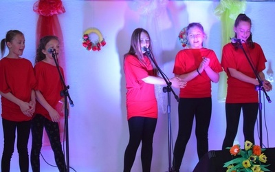 Dziewczyny wraz z nauczycielką od muzyki napisały piosenkę i wygrały konkurs.