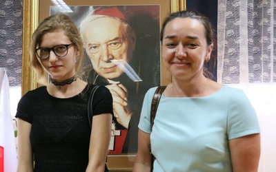 Ola Lipińska ze swą nauczycielką Izabelą Łukasik, pod kierunkiej której napisała konkursową pracę