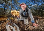 Syd Pearson, zbieracz złomu, z odnalezioną przez siebie grudką złota, która waży 4,3 kg i jest warta ok. 300 tys. dolarów.26.05.2017. Dunolly, Australia