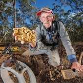 Syd Pearson, zbieracz złomu, z odnalezioną przez siebie grudką złota, która waży 4,3 kg i jest warta ok. 300 tys. dolarów.26.05.2017. Dunolly, Australia