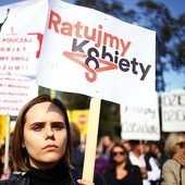 Organizacje feministyczne były jednymi z beneficjentów Funduszy Norweskich. Na zdjęciu demonstracja przed Sejmem RP w Warszawie  w obronie praw kobiet.