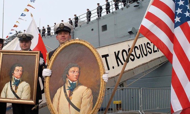 Pod polską banderą pływa fregata rakietowa „Generał Tadeusz Kościuszko”, podarowana Polsce przez rząd USA.