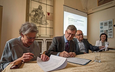 Katarzyna Raczyńska z Rady Fundacji Lanckorońskich, prezes Fundacji Piotr Piniński oraz dyrektor Ossolineum Adolf Juzwenko podpisują akt darowania przez Fundację Lanckorońskich 43 miniatur portretowych.