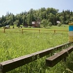 Do granicy słowackiej 500 metrów. Do czeskiej – kilka kilometrów. Na dawnym szlaku przemytniczym stanęło romitorium – franciszkańska pustelnia.