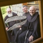 Jak w zegarku. Ojcowie Innocenty, Boguchwał i Antoni co 6 godzin adorują Jezusa.