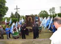 Młodzież utworzyła szpaler dla Czarnej Madonny przed wejściem do kościoła