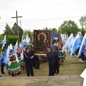 Młodzież utworzyła szpaler dla Czarnej Madonny przed wejściem do kościoła