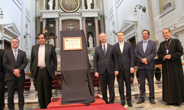 W uroczystym odsłonięciu tablicy wzięli udział przedstawiciele władz państwowych, ambasadorzy, duchowni katoliccy i żydowscy.