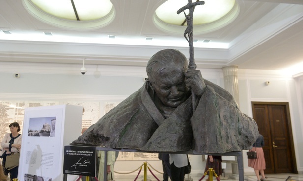 W Sejmie otwarto wystawę pt. "Twarze Jana Pawła II"